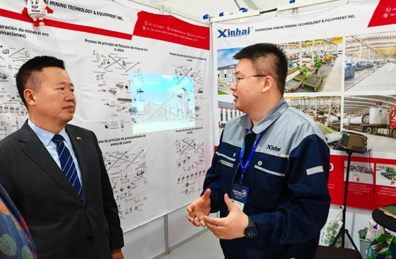 The Commercial Counselor of the Chinese Embassy in Chile visited the Xinhai booth