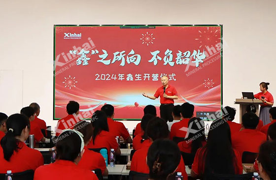 Chairman Zhang Yunlong delivers a speech